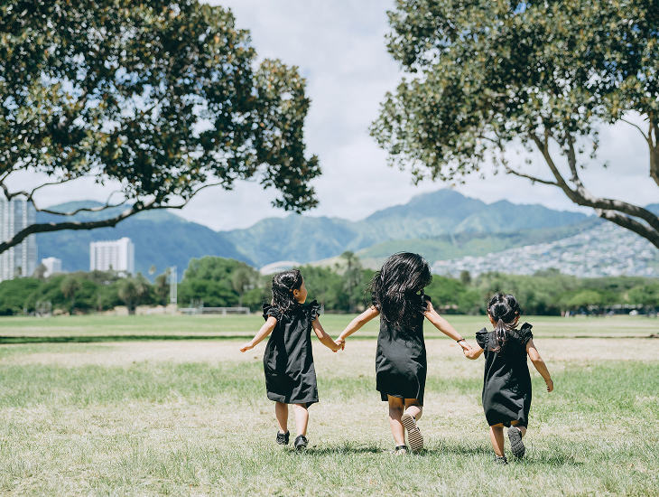 子供達が公園で遊んでいる様子